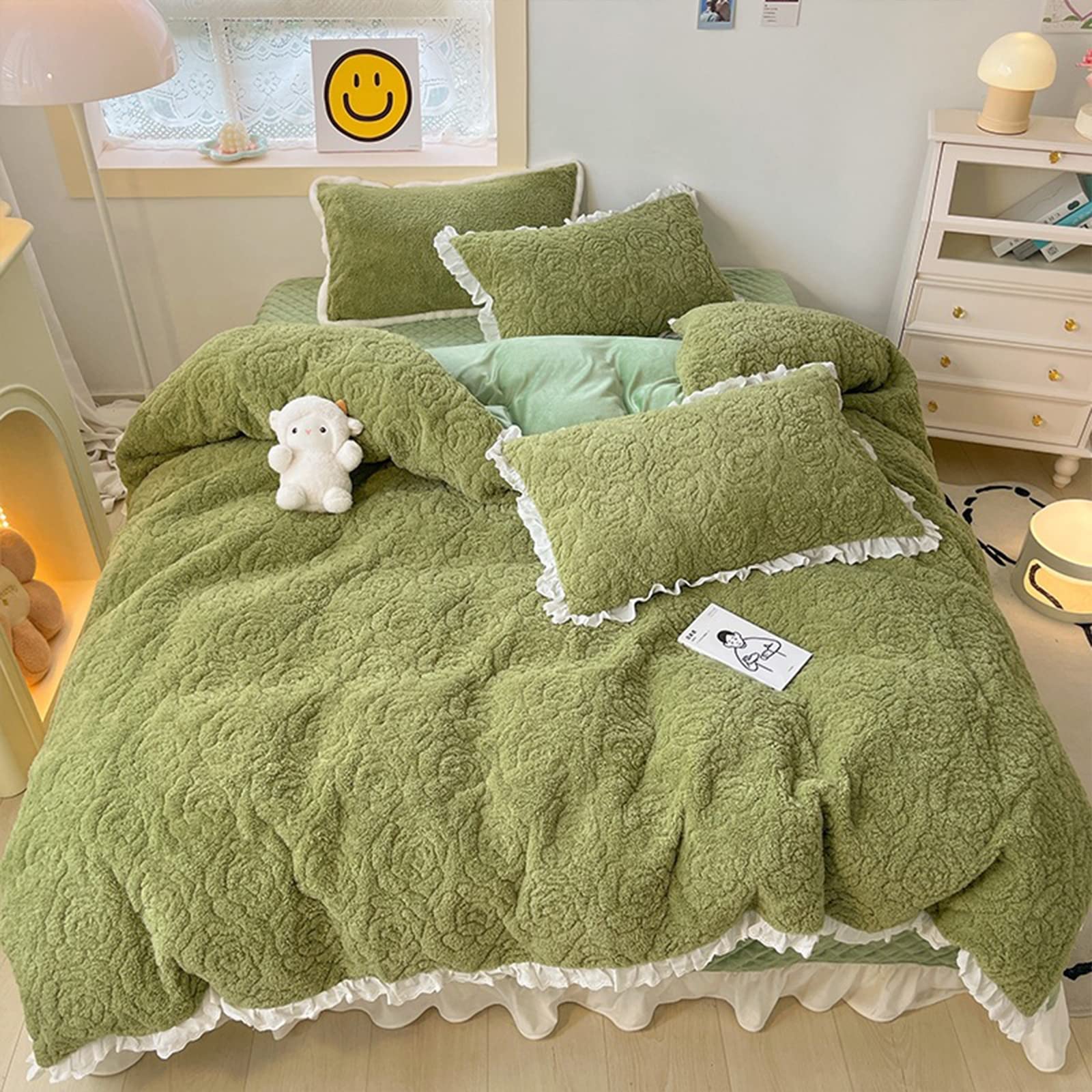 ベッドの上に四セット ベッドの上に四セット